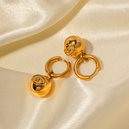 Fashionable golden eyeball power earrings
