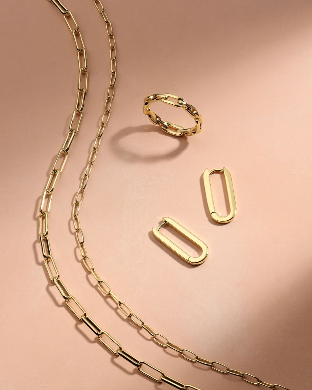 Golden Link Necklace with Rectangular Links and Circular Clasp: A Classic Accessory ONNEA Jewelry