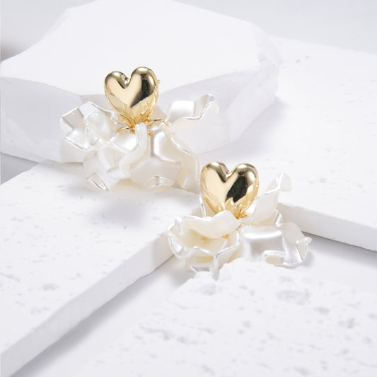 Aesthetic heart shaped golden earrings with flower petals