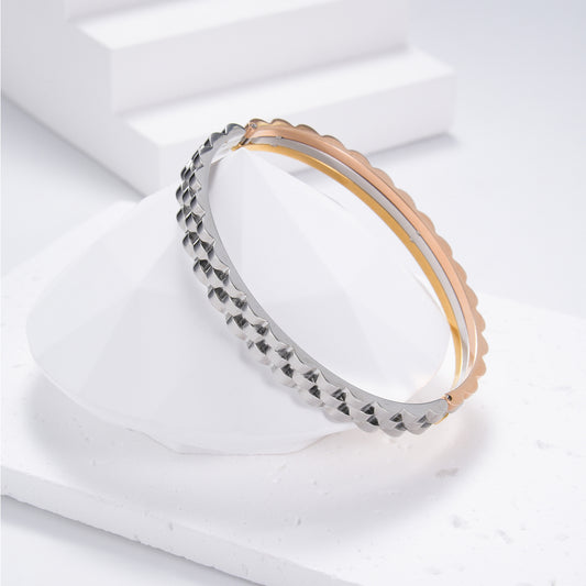 Wave-shaped bracelet with 3 tone design