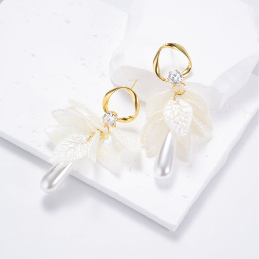 Long pendant pearl earrings with leaves design