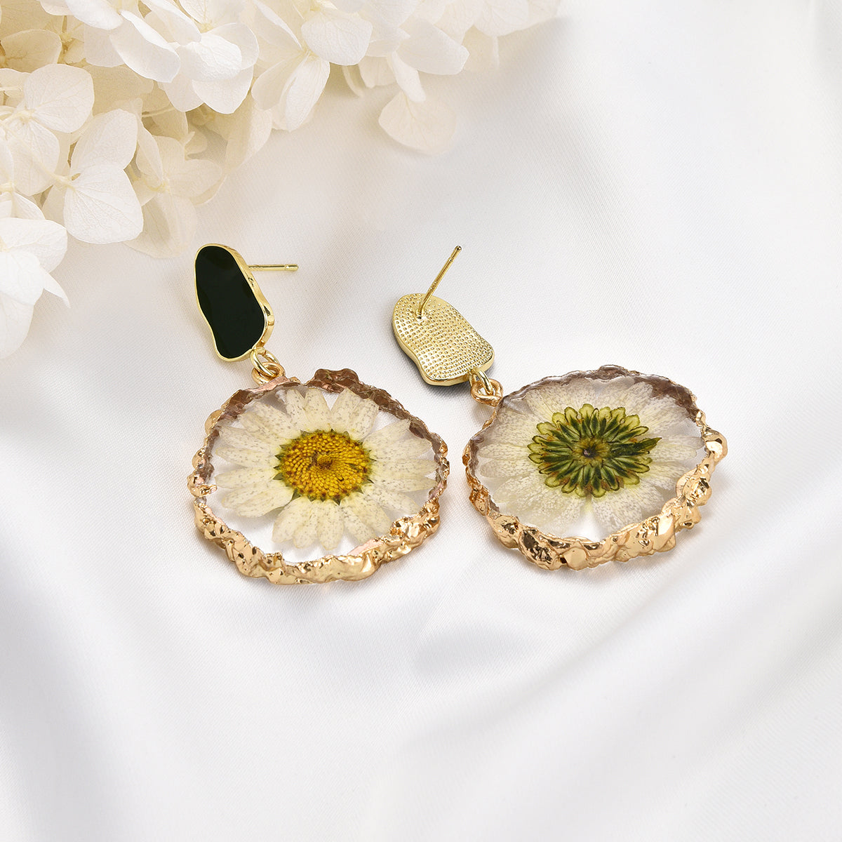 Daisy's summer earrings with golden tips and royal green holders