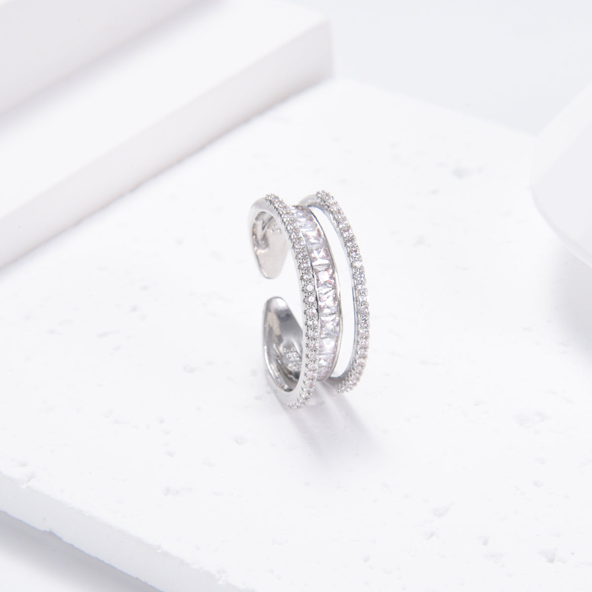 Glamorous 3-piece design ring with white gemstones