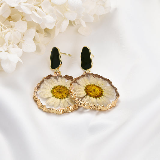 Daisy's summer earrings with golden tips and royal green holders