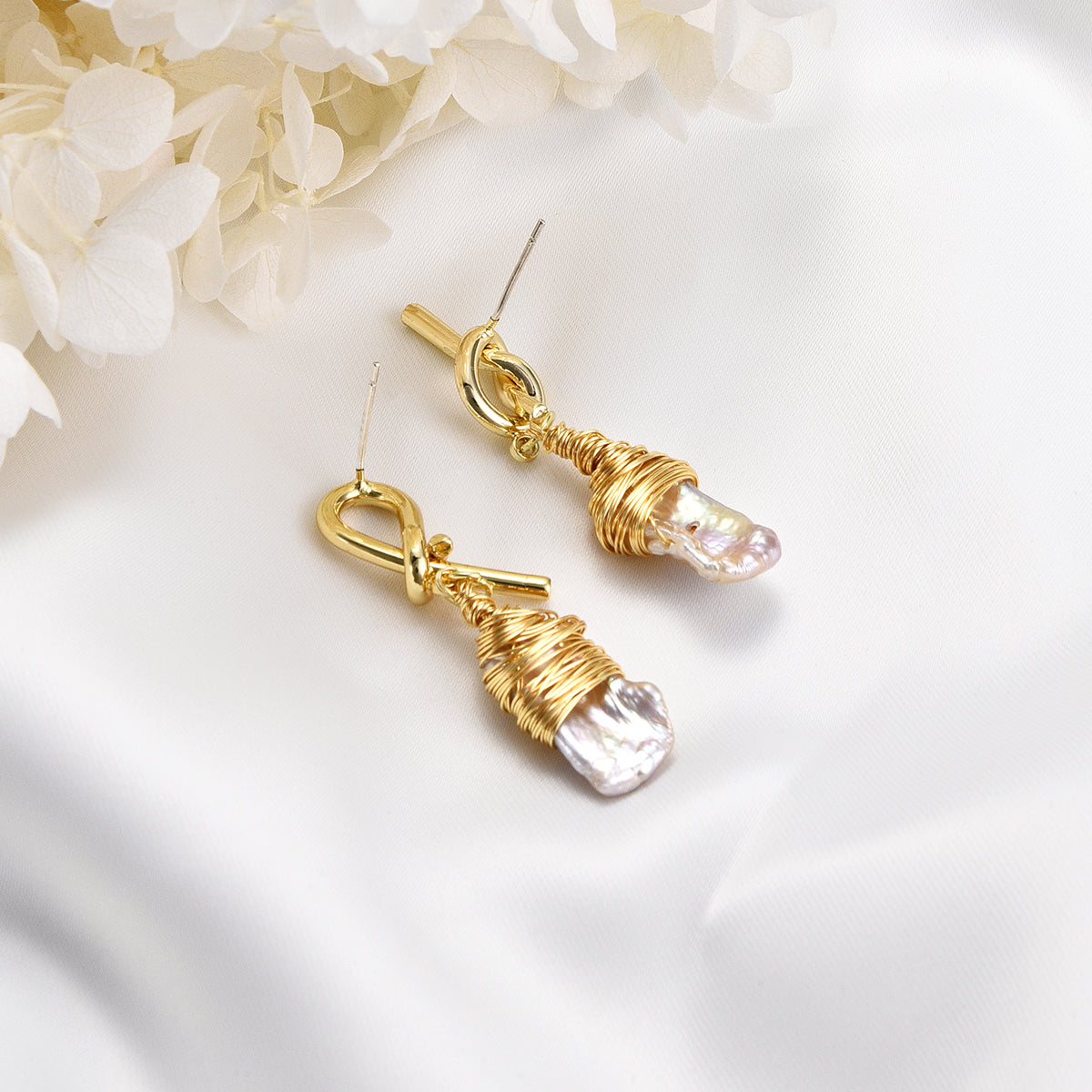 Artzy white and gold set of earrings