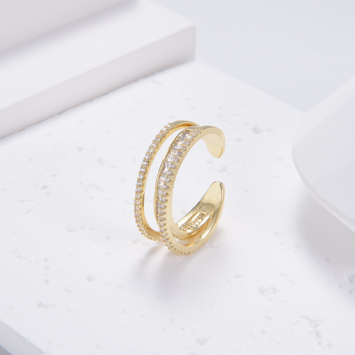 Glamorous 3-piece design ring with white gemstones