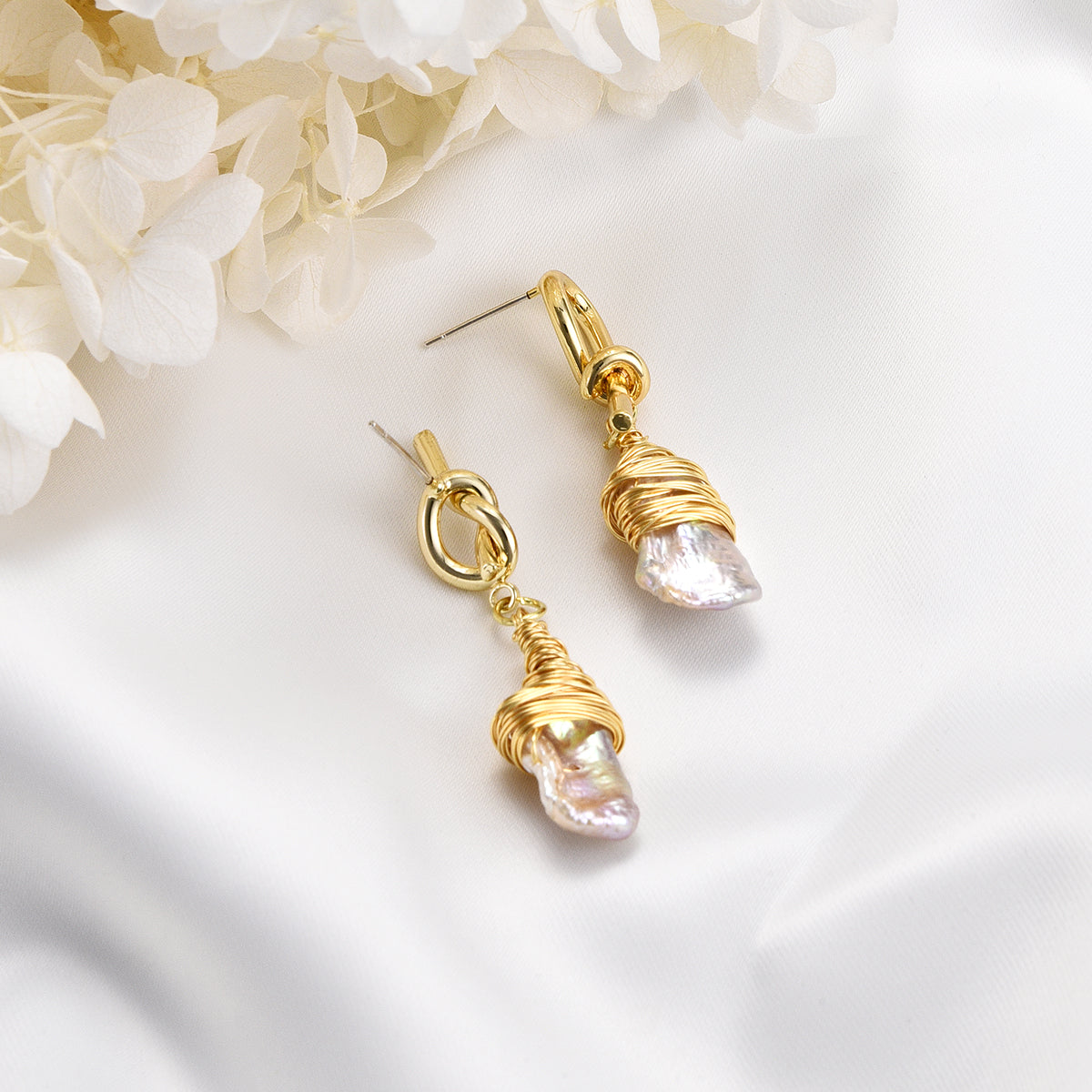Artzy white and gold set of earrings