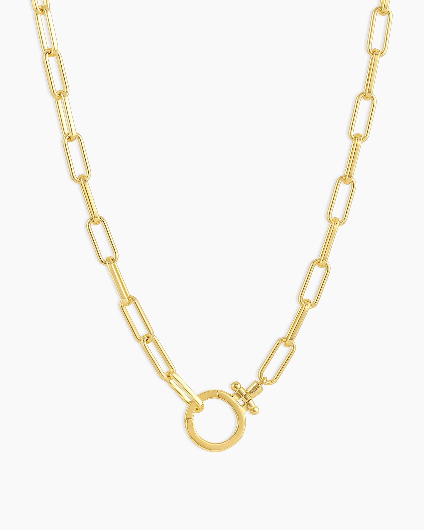 Golden Link Necklace with Rectangular Links and Circular Clasp: A Classic Accessory