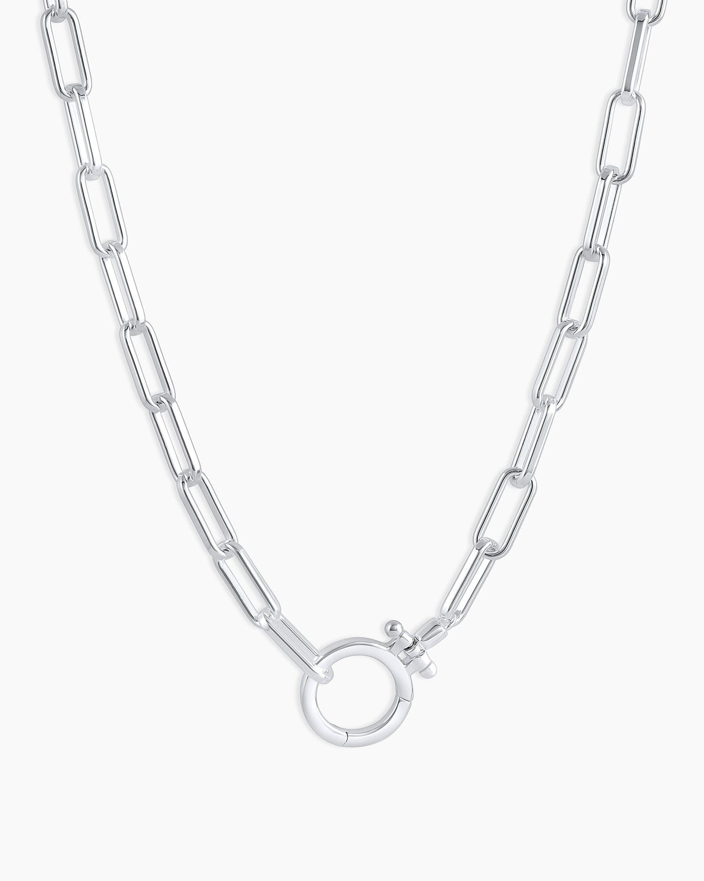 Golden Link Necklace with Rectangular Links and Circular Clasp: A Classic Accessory