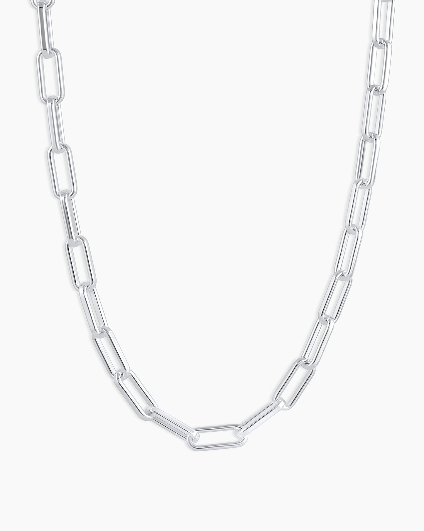 Golden Link Necklace with Rectangular Links and Circular Clasp: A Classic Accessory