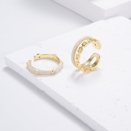 Stunning set of two chic rings in gold and ivory