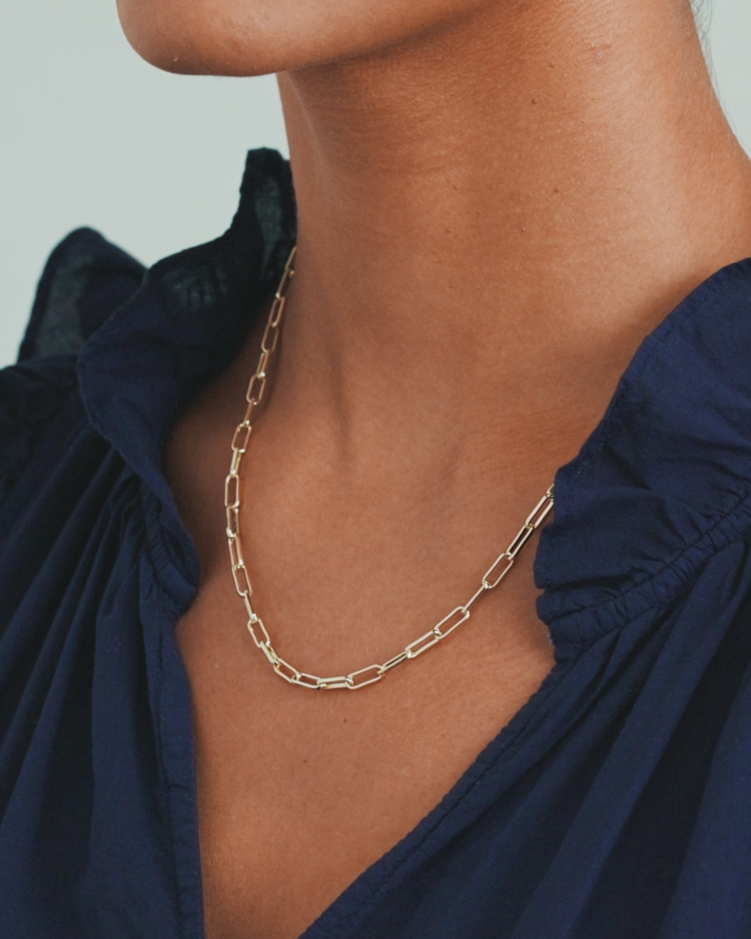 Golden Link Necklace with Rectangular Links and Circular Clasp: A Classic Accessory