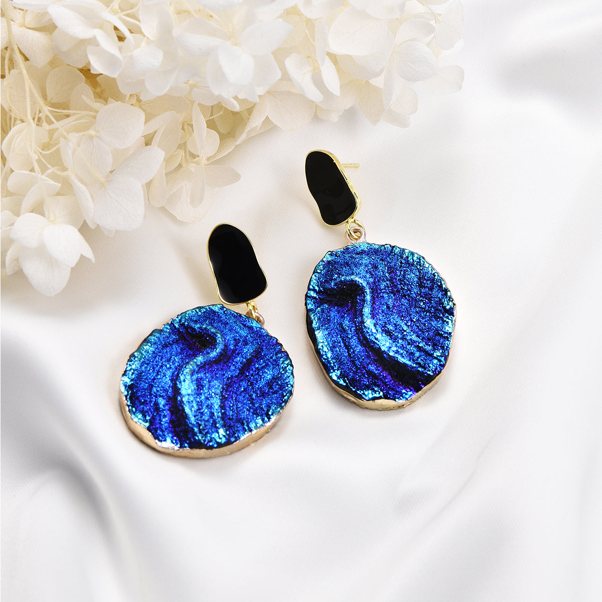 Elegant blue asteroid shaped earrings