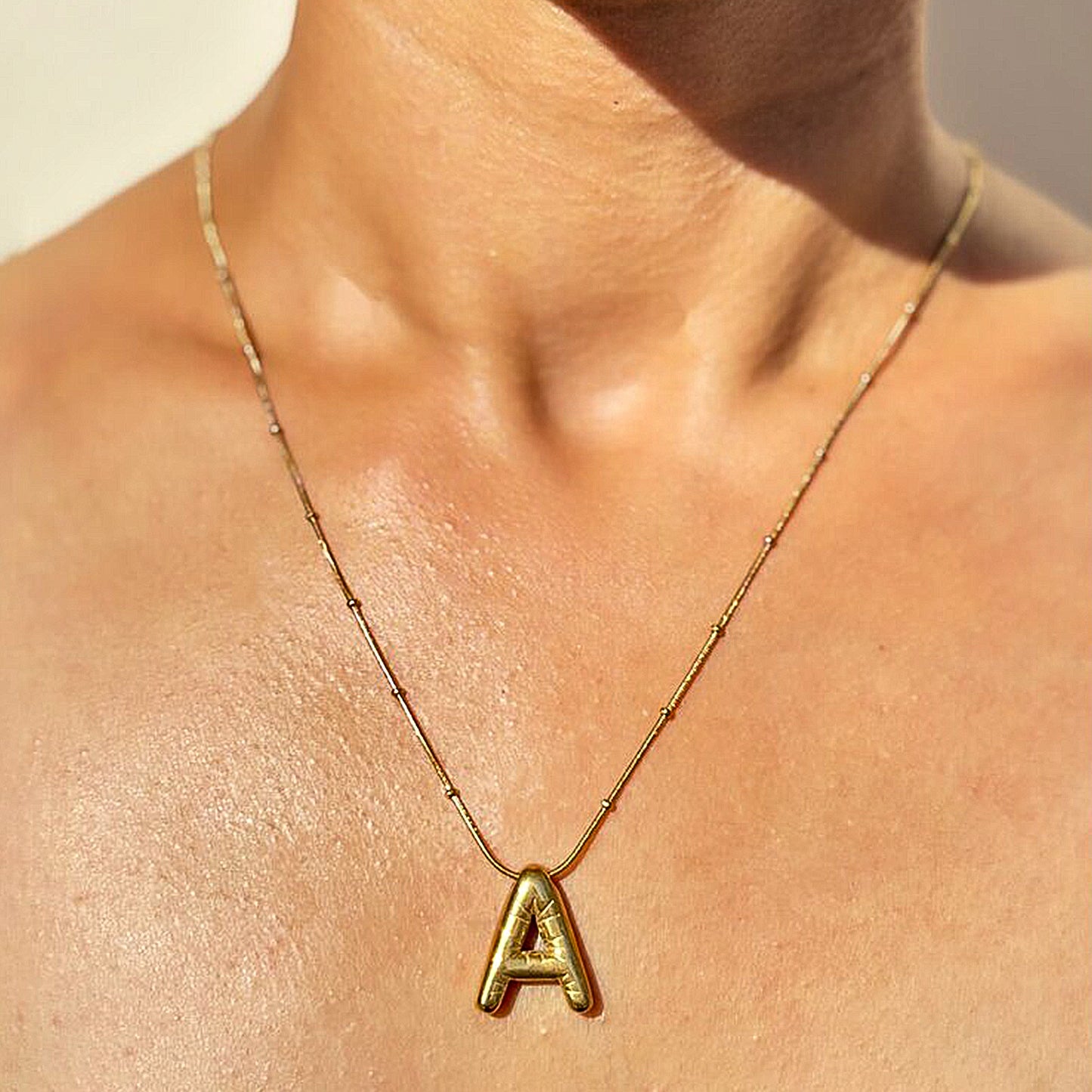 Gold-coloured Monogrammed Necklace: a Chic and Elegant Design With an Ornate Chain