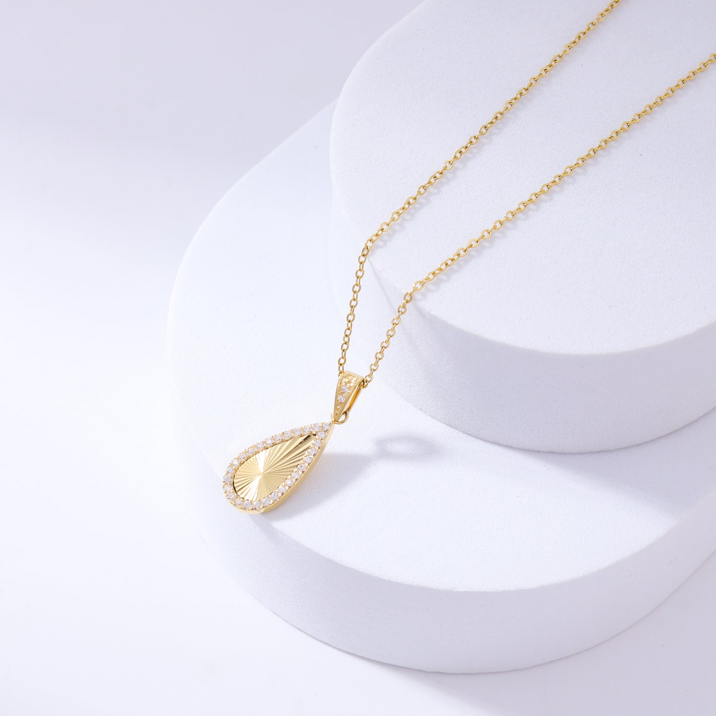 Golden Oval Pendant Necklace with Diamond - Embellished Rim: A Stylish Charm